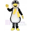 Pinguin Maskottchen Kostüm mit gelbem und weißem Schal