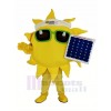 Komisch Sonne Halten ein Solar Panel Maskottchen Kostüm